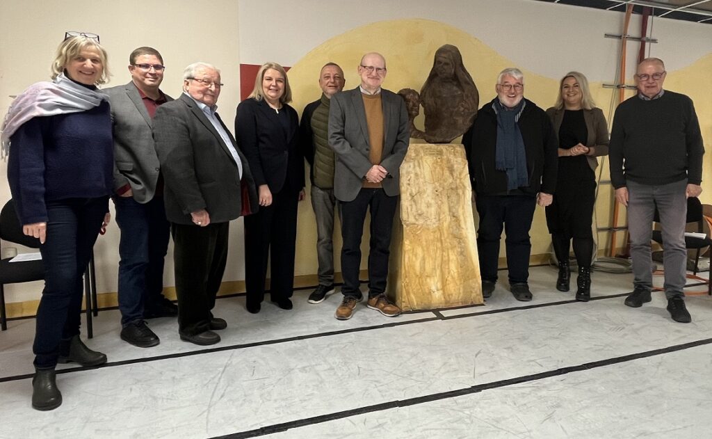 Der Verwaltungsrat der Sankt Anna Stiftung und die stellv. Geschäftsführerin der St. Vincenz Krankenhausgesellschaft Anett Suckau verabschieden Pfr. Andreas Fuchs und Michaela Winkler an der Anna Skulptur im Eingangsbereich des Gesundheitszentrum St. Anna Hadamar