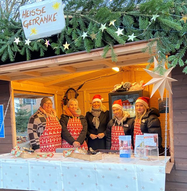 Über 5.000 Euro nahmen die Auszubildenden (hier im Bild mit der stv. Geschäftsführerin Anett Suckau) beim Glühweinverkauf ein. Der Verkaufserlös kommt der St. Anna Stiftung zugute. (Foto: Frederike Hackenbroch).