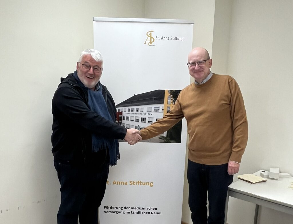 Vorsitzender Bürgermeister Michael Ruoff verabschiedet Pfr. Andreas Fuchs mit einem herzlichen Dank für sein 13 jährigen segensreiches Wirken als Stellv. Vorsitzender im Verwaltungsrat der Sankt Anna Stiftung Hadamar